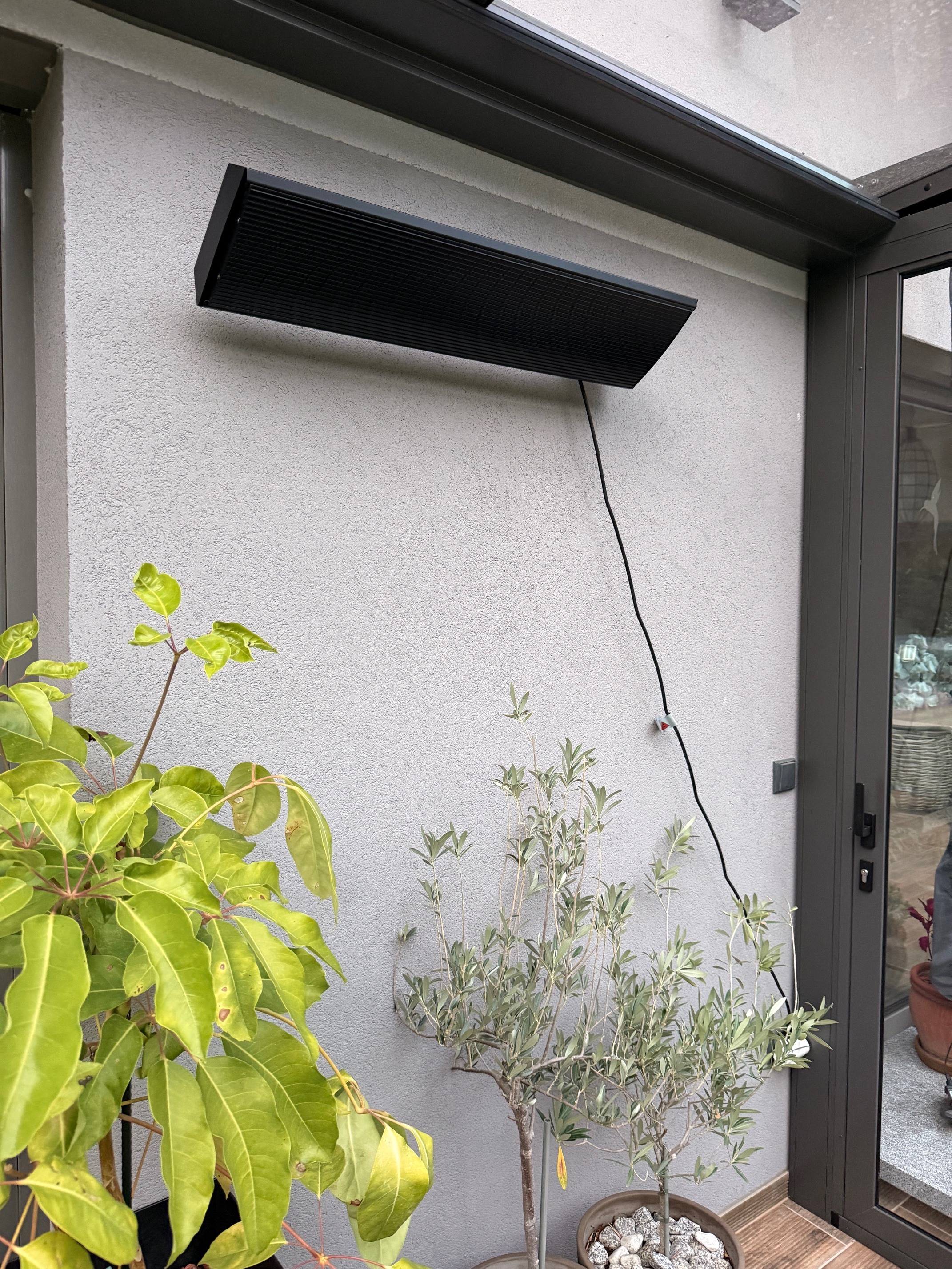 INFRABAR ByeCold 1500 W instalovaný v zimní zahradě
