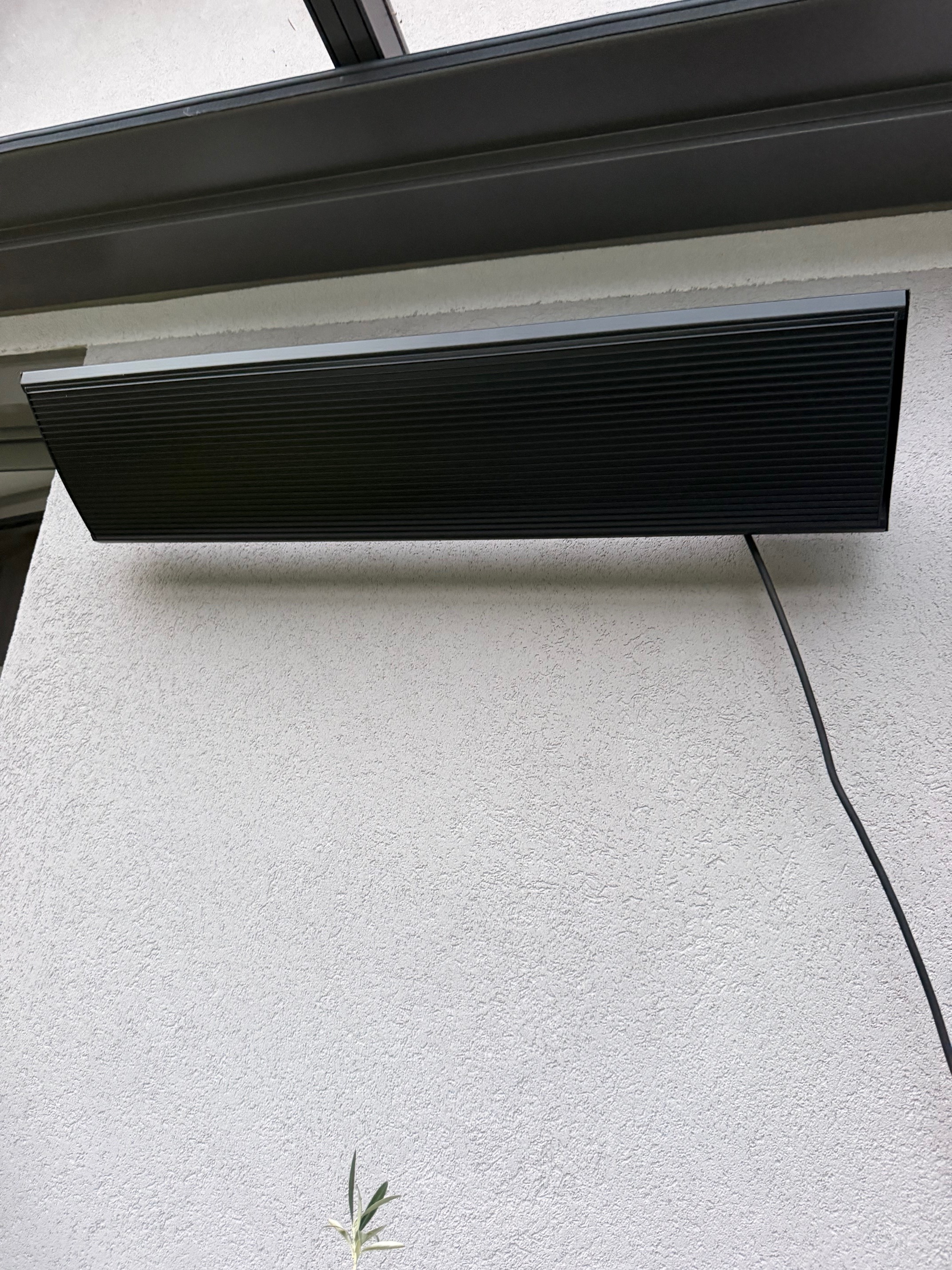 Detail infračerveného zářiče ByeCold INFRABAR 1500 W